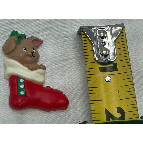 Russ PIN Christmas Vintage PUPPY DOG in STOCKING Tan Holly Holiday Brooch 1 1/2” - Picture 4 of 4